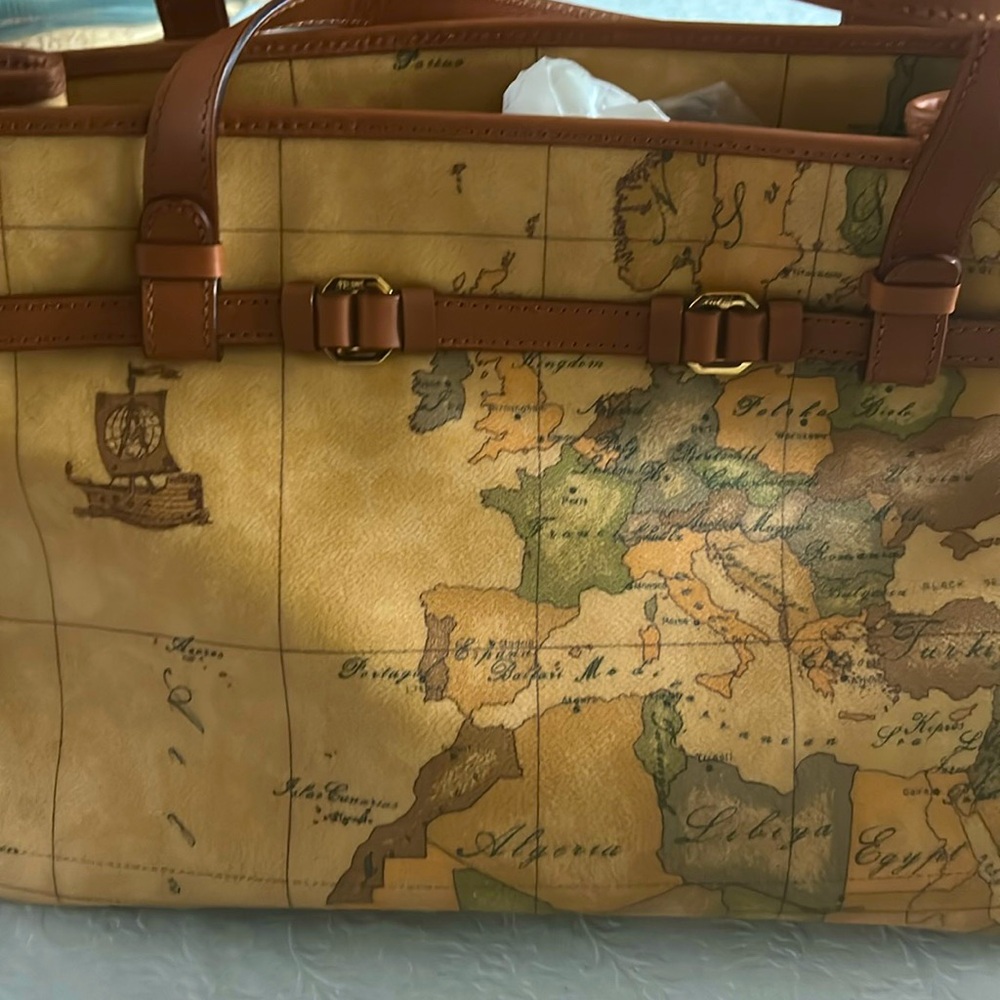 NEW Alviero Martini NEW 3 compartsatchel Map of Australia 1 side other S.America